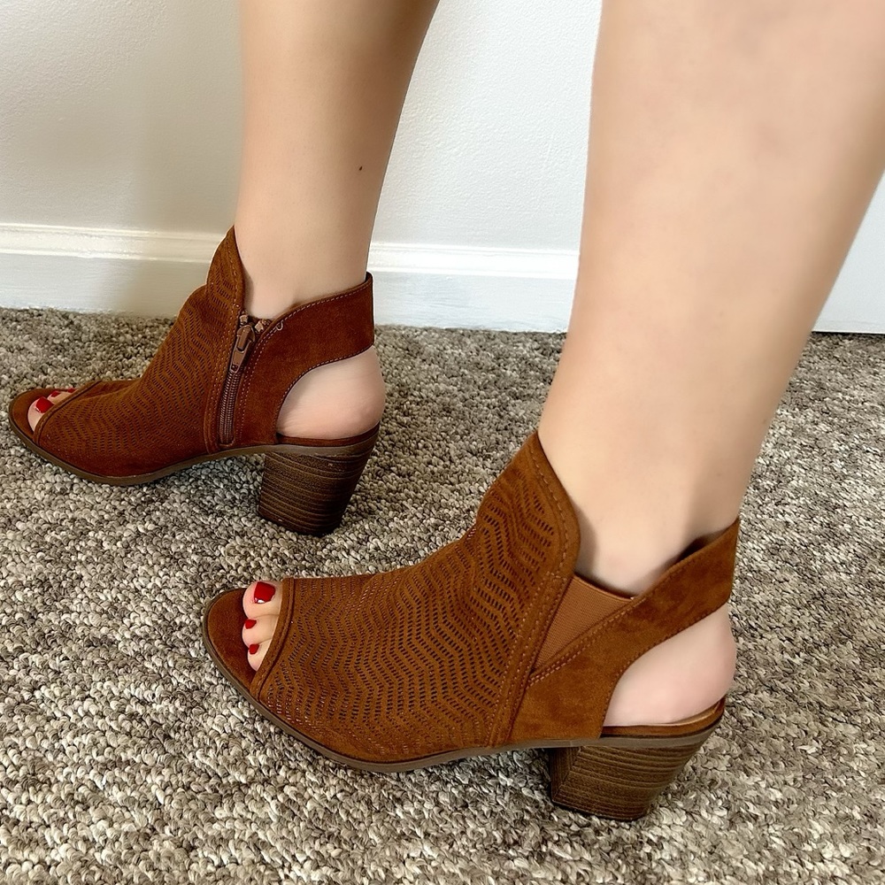 Heels - Picture 4 of 4